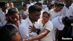 Enterrement d'une victime des attentats-suicides dans un cimetière près de l'église Saint-Sébastien à Negombo, au Sri Lanka, le 23 avril 2019.