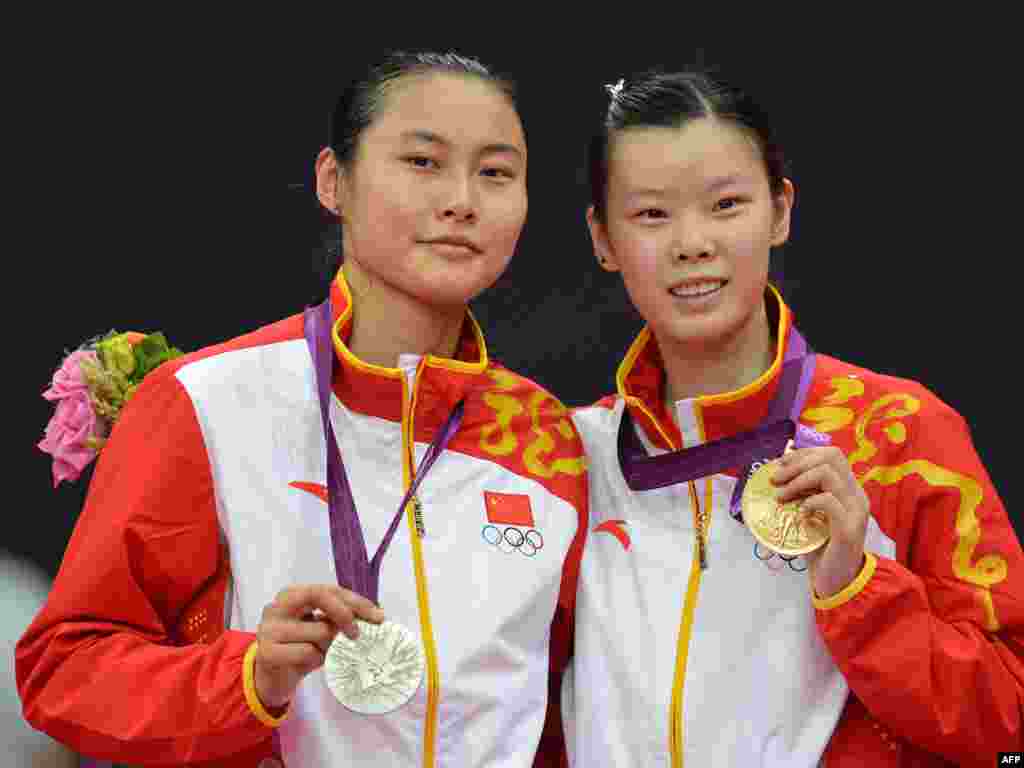 中國選手李雪芮（右）和隊友王儀涵分別獲得羽毛球女子單打冠亞軍後合影