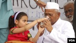 Aktivis sosial Anna Hazare, yang membatalkan mogok makan di New Delhi April lalu, kembali melakukan aksi mogok makan Rabu (8/6).