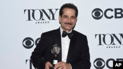 Tony Shalhoub posa con el premio Tony por el musical "The Band's Visit" en la 72 entrega anual de los Premios Tony en Nueva York el 10 de junio de 2018.