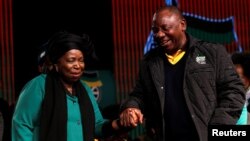 Nkosazana Dlamini-Zuma et Cyril Ramaphosa, les deux prétendants les plus sérieux à la succession de Zuma à tête de l'ANC