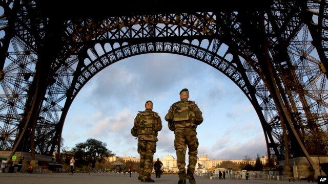 Soldados francés vigilan cerca de la Torre Eiffel en París, la cual continúa cerrada a los turistas.