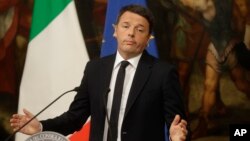 Perdana Menteri Matteo Renzi mengakui kekalahan dalam referendum dan akan mundur dari jabatannya, pada konferensi pers di Roma, Senin (5/12)