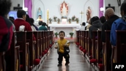 北京郊區一個天主教教堂舉行複活節彌撒。（2021年4月3日）