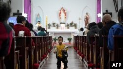 北京郊区一个天主教教堂举行复活节弥撒。（法新社2021年4月3日）