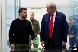 Presiden Donald Trump bertemu dengan Presiden Ukraina Volodymyr Zelenskyy di Trump Tower, 27 September 2024, di New York. (Foto: AP)