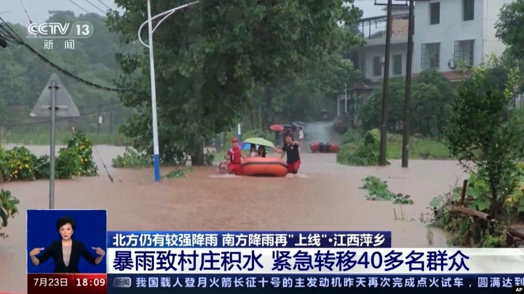 中国的央视报道中国洪水灾害的画面。(photo:VOA)