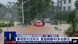 中国的央视报道中国洪水灾害的画面。