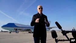 조 바이든 미국 대통령이 20일 위스콘신주 밀워키 미첼 공항에서 전용기 탑승 직전 취재진과 환담하고 있다.