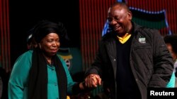 UNkosazana Dlamini-Zuma uxoxa lomsekeli kamongameli wakwele South Africa, uMnu. Cyril Ramaphosa.