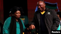 Dua tokoh yang telah mencalonkan diri untuk menggantikan Presiden Jacob Zuma sebagai Ketua Partai ANC: Nkosazana Dlamini-Zuma, mantan istri Jacob Zuma (kiri) bersama Wakil Presiden ANC, Cyril Ramaphosa (foto: dok). 