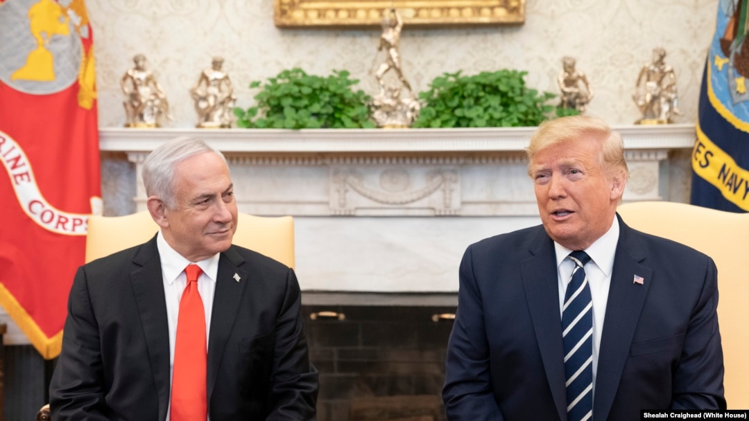 President Trump (kanan) bersama PM Israel Benjamin Netanyahu di Gedung Putih, 27 Januari 2020. 