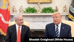 President Trump (kanan) bersama PM Israel Benjamin Netanyahu di Gedung Putih, 27 Januari 2020. 