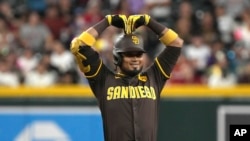 El pelotero venezolano Luis Arráez, de los Padres de San Diego, celebra su doblete en el juego del domingo 29 de septiembre de 2024, con el que confirmó su título de bateo en la Liga Nacional, en el béisbol de las Grandes Ligas.