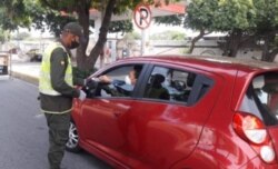 Con puestos de control en las salidas de las ciudades la Policía Nacional vigila que los ciudadanos respeten la cuarentena. [Foto: Oficina Prensa Policía Nacional]