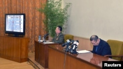 북한에 구금 중인 한국인 최춘길 씨(오른쪽). 최 씨는 2014년 12월 탈북민에게 종교 및 인도주의 물품을 전달하다 간첩 혐의로 북한 당국에 체포됐다.