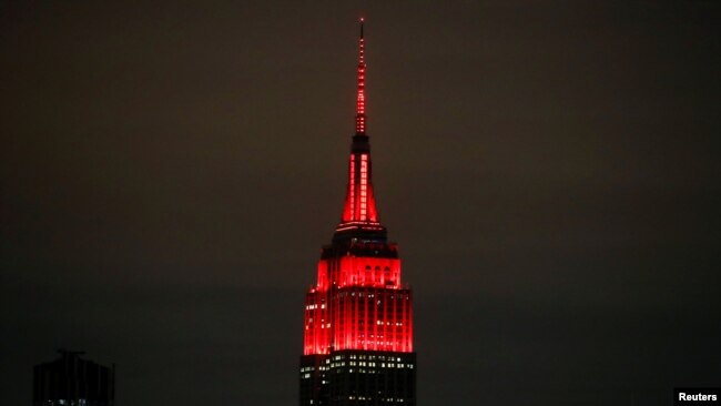 Trên đỉnh tòa nhà ở khu Midtown Manhattan được thắp sáng bằng đèn đỏ và trắng nhấp nháy để tôn vinh các nhân viên cấp cứu.