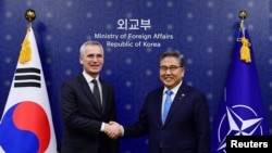 Sekretaris Jenderal NATO Stoltenberg berjabat tangan dengan Menteri Luar Negeri Korea Selatan Park Jin di Kementerian Luar Negeri, di Seoul. (Foto: via Reuters)