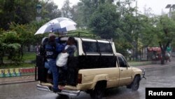  Plizyè mou ki nan yon kamyonèt pandan pasaj siklòn Matthew nan Pòtoprens. Foto achiv: REUTERS/Carlos Garcia, 4 oktòb 2016. 