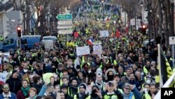 París apostó unos 500 agentes de policía en las calles, sobre todo en torno a edificios públicos y en el paseo de los Campos Elíseos.