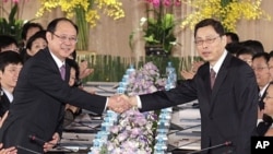 Taiwan's SEF Vice Chairman Kao shakes hands with China's ARATS Vice Chairman Zheng during preparatory talks for the ECFA in Taipei (June 2010 file photo)