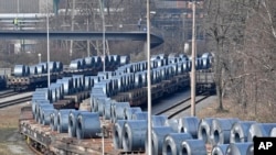 Des bobines d'acier déposées sur des wagons à la sortie de l'usine d'acier de Thyssenkrupp à Duisbourg, en Allemagne, le 2 mars 2018.