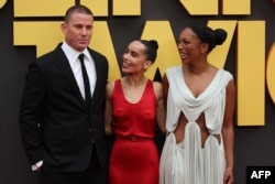 (ki-ka) Channing Tatum, Zoe Kravitz, Naomi Ackie berpose di acara karpet merah di pemutaran perdana "Blink Twice" di London (Foto: AFP) 