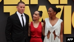 Aktor Amerika Serikat Channing Tatum (kiri), aktor dan sutradara AS Zoe Kravitz (tengah), dan aktor Inggris Naomi Ackie menghadiri pemutaran perdana film "Blink Twice" di Eropa, di pusat kota London, 19 Agustus 2024. (Adrian DENNIS / AFP)