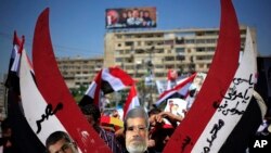 Wafuasi wa Mohammed Morsi wakionyesha picha yake katika mji wa Nasr Julai 27,2013