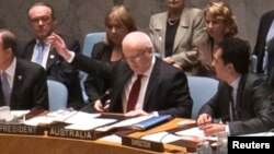 L'ambasseur d'Australie à l'ONU, Gary Quinlan (au c.), lors d'un vote sur l'arsenal chimique de la Syrie au Conseil de sécurité de l'ONU (Reuters)