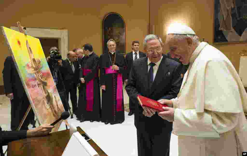 Pope Francis exchanges gifts with Cuban President Raul Castro during a private audience at the Vatican, May 10, 2015.