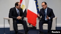FILE - French President Francois Hollande (R) and Egypt's President Abdel-Fattah el-Sissi hold a bilateral meeting during the opening day of the World Climate Change Conference 2015 (COP21) at Le Bourget, near Paris, Nov. 30, 2015. French President Francois Hollande arrives in Egypt Sunday. 