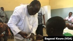 Zéphirin Diabré a mis son doigt dans l'encre indélébile après avoir voté à Ouagadougou, dimanche 29 novembre 2015. (VOA/Bagassi Koura)