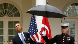 지난 2013년 미 해병대원이 바락 오바마 당시 대통령을 위해 우산을 받쳐 들고 있다.