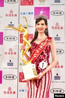 Karolina Shiino, pemenang Miss Japan 2024, berpose dengan pialanya pada kontes di Tokyo, Jepang 22 Januari 2024. (Miss Japan Association/Handout via REUTERS)