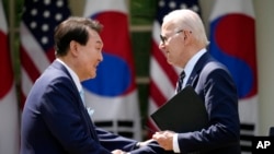 တောင်ကိုရီးယားသမ္မတ Yoon Suk Yeol နဲ့ အမေရိကန်သမ္မတ Joe Biden တို့ ဝါရှင်တန်မြို့တော် အိမ်ဖြူတော်ရဲဥ နှင်းဆီဥယျာဥ်မှာ တွေ့ဆုံစဥ်. (ဧပြီ ၂၆၊ ၂၀၂၃)