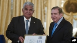 El presidente de Panamá José Raúl Mulino recibe una copia de las actas electorales de Venezuela de parte del líder opositor Edmundo González, en Ciudad de Panamá, el 8 de enero de 2025.