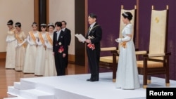 Kaisar Naruhito, didampingi Permaisuri Masako, memberikan sebuah pidato singkat tak lama setelah menerima perlengkapan kerajaan di Tokyo, Rabu (1/5).