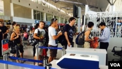 Hành khách xếp hàng tại sân bay Tân Sơn Nhất. (VOA/Reasey Poch)