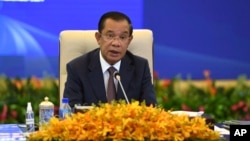 រូបឯកសារ៖ លោក​នាយករដ្ឋមន្ត្រី ហ៊ុន សែន ចូលរួម​ក្នុង​កិច្ចប្រជុំ​អាស៊ី-អឺរ៉ុប​លើក​ទី១៣ តាម​អនឡាញ ពី​រាជធានី​ភ្នំពេញ កាល​ពី​ចុង​ឆ្នាំ​២០២១ ដោយសារ​តែ​ការ​រាតត្បាត​ជា​សាកល​នៃ​ជំងឺ​កូវីដ១៩។ (An Khoun Sam Aun/Ministry of Information of Cambodia via AP) 