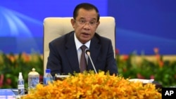 រូបឯកសារ៖ លោក​នាយករដ្ឋមន្ត្រី ហ៊ុន សែន ចូលរួម​ក្នុង​កិច្ចប្រជុំ​អាស៊ី-អឺរ៉ុប​លើក​ទី១៣ តាម​អនឡាញ ពី​រាជធានី​ភ្នំពេញ ដោយសារ​តែ​ការ​រាតត្បាត​ជា​សាកល​នៃ​ជំងឺ​កូវីដ១៩។ (An Khoun Sam Aun/Ministry of Information of Cambodia via AP) 