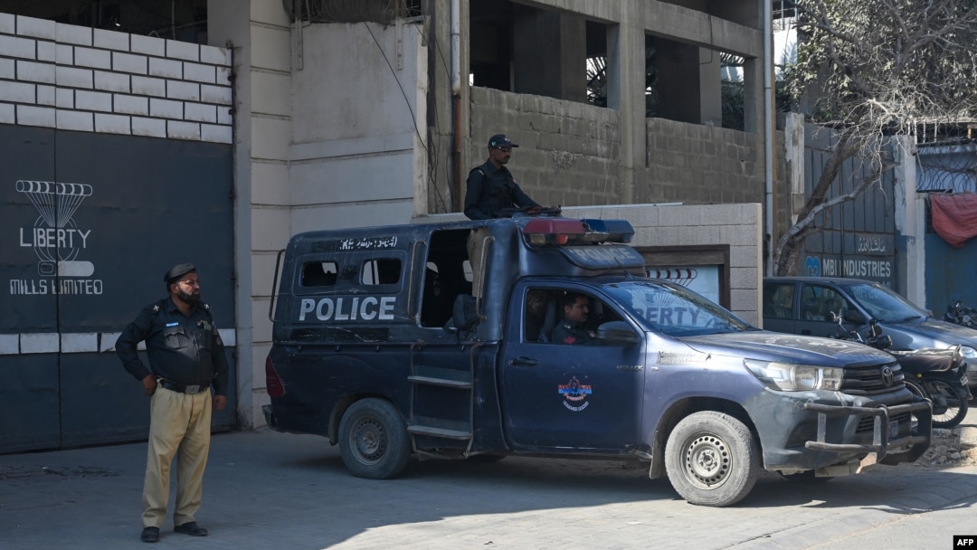 Polisi Pakistan berjaga di luar sebuah pabrik tempat dua warga negara China diduga ditembak, di Karachi, 5 November 2024.
