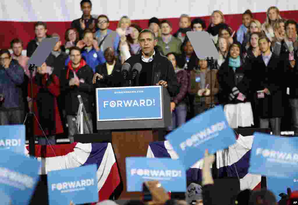 Presiden Barack Obama berpidato dalam kampanye di Community College of Aurora, di Aurora, negara bagian Colorado (4/11).