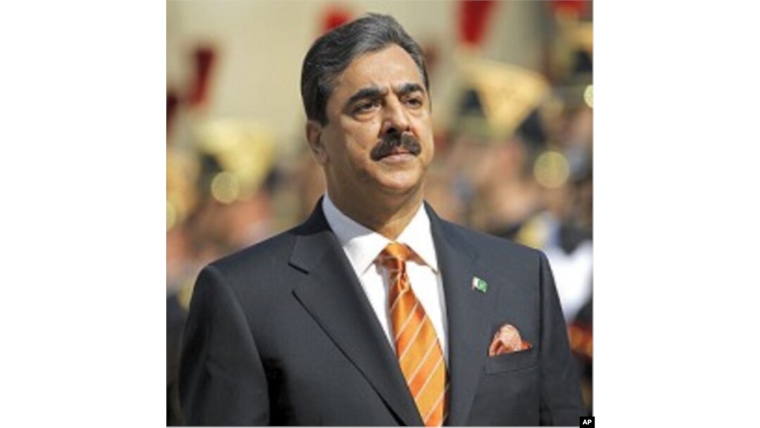 Pakistan's Prime Minister Yusuf Raza Gilani reviews the troops during a ceremony at the Invalides in Paris May 3, 2011