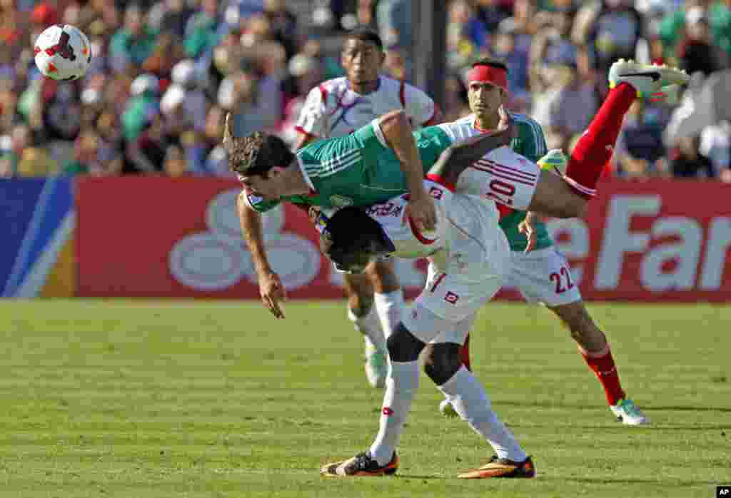 El defensor de México, Jair Pereira, cae por sobre el panameño Cecilio Waterman durante el partido del grupo de la Copa Oro donde Panamá venció 2 a 1, el mismo resultado que conseguiría en a semifinal.