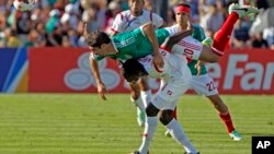 El mexicano Jair Pereira se sube sobre el panameño Cecilio Waterman, en acción del partido de la Copa Oro que ganó Panamá, 2-1.