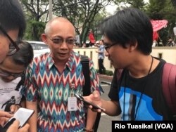 Kepala Bidang Hukum Polda Jawa Barat Atang Hermana berbicara kepada wartawan usai sidang di PN Bandung, Selasa, 23 Oktober 2018. (Foto: Rio Tuasikal/VOA)