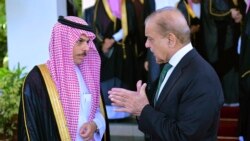 Menteri Luar Negeri Saudi Pangeran Faisal bin Farhan (kiri), mendengarkan Perdana Menteri Pakistan Shehbaz Sharif usai pertemuan mereka, di Islamabad, Pakistan, Selasa, 16 April 2024. (Kantor Perdana Menteri via AP)