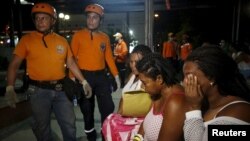 강진으로 대피한 에콰도르 이재민들이 16일 진료소 밖에서 구조대의 보호를 받고 있다. 