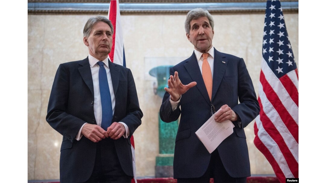 U.S. Secretary of State John Kerry (R) and Britain's Foreign Secretary Philip Hammond address the media at the donors Conference for Syria in London, Feb. 4, 2016.